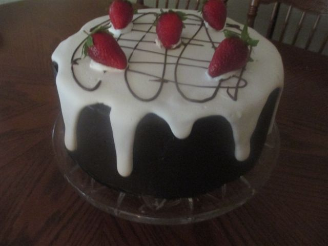 Chocolate drizzled Vanilla topped Cake