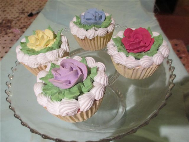 Rose Topped Cupcakes w Vanilla base