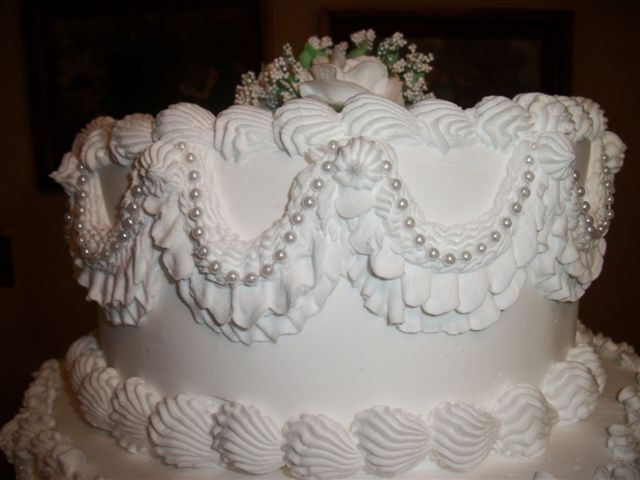 Pearls and White Roses Cake